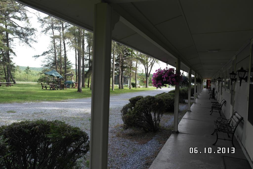 Pinecone Motel Sussex Exterior foto
